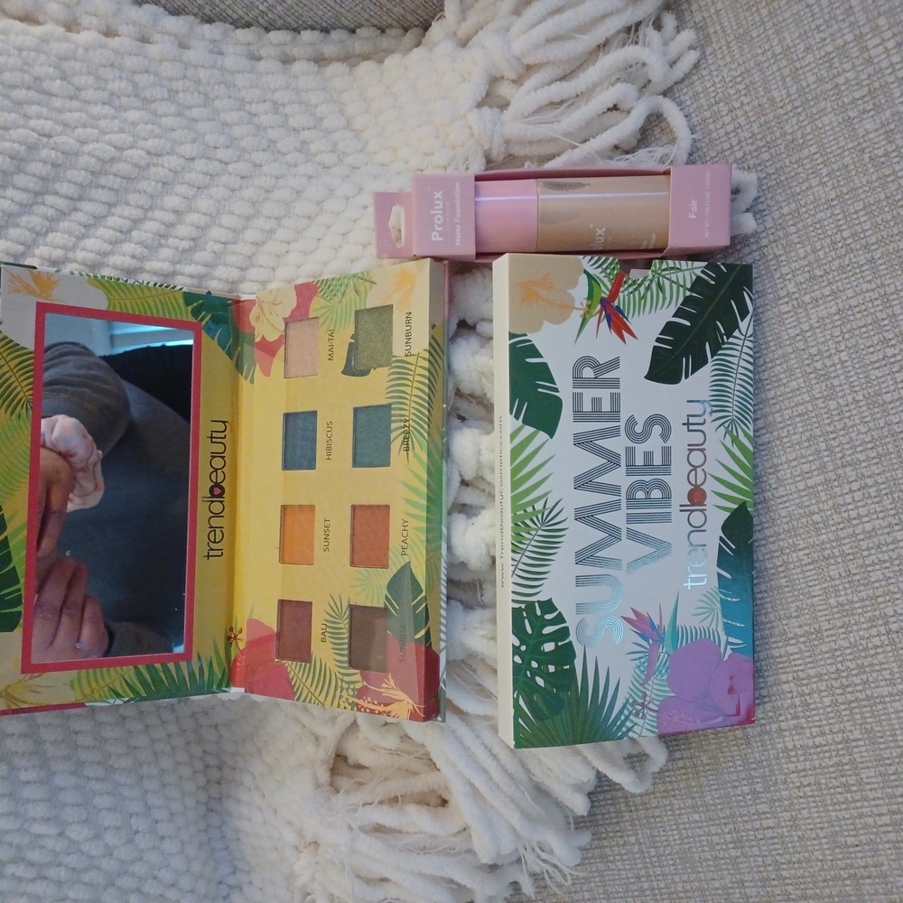 Summer Vibes Eyeshadow Palette and Pink Primer Set